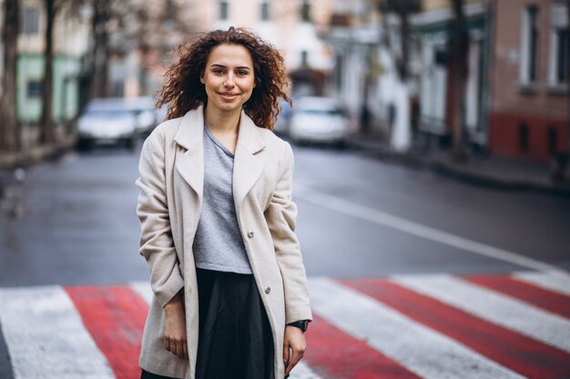 Jeune jolie femme sur un passage pour piétons