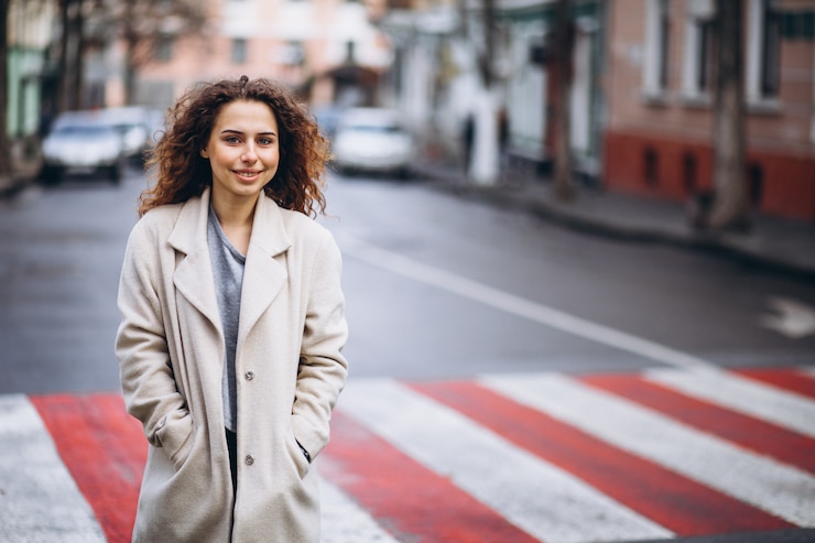 Photo gratuit jeune jolie femme sur un passage pour piétons
