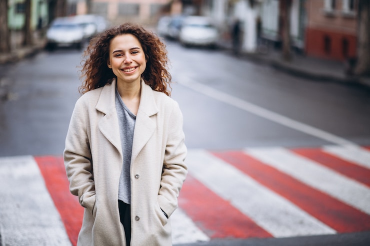Photo gratuit jeune jolie femme sur un passage pour piétons