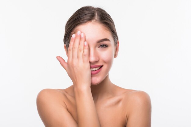 Jeune jolie femme à la peau douce et propre isolée sur mur blanc,