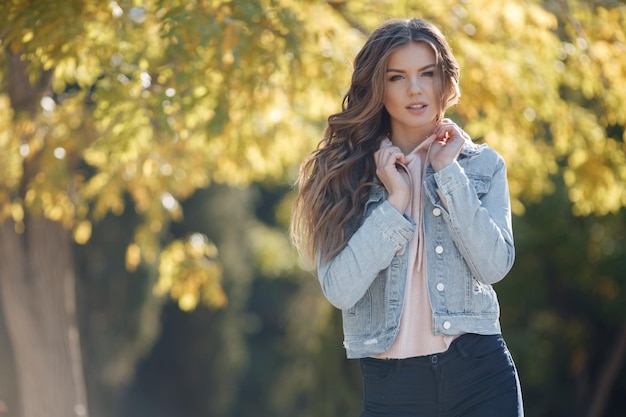 Jeune jolie femme en plein air