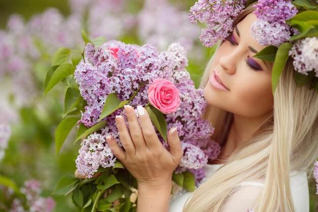 Jeune jolie femme en plein air