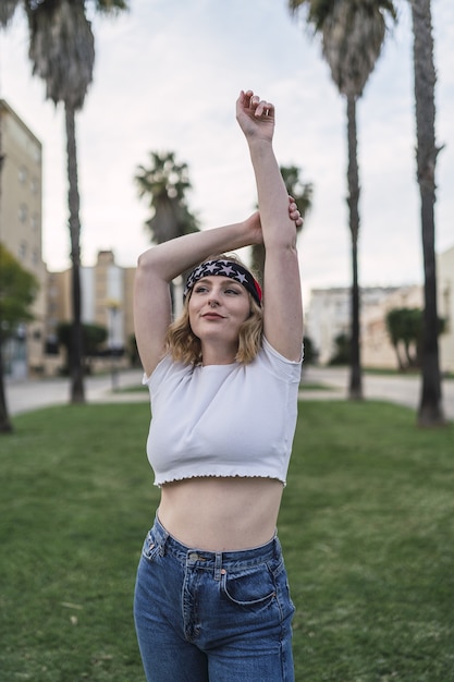 Photo gratuite jeune jolie femme de race blanche posant dans un parc avec un serre-tête drapeau usa sur la tête