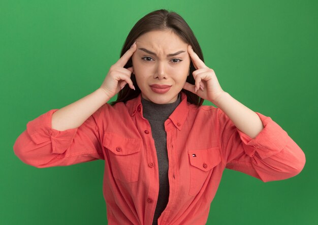 Jeune jolie femme réfléchie faisant un geste de réflexion