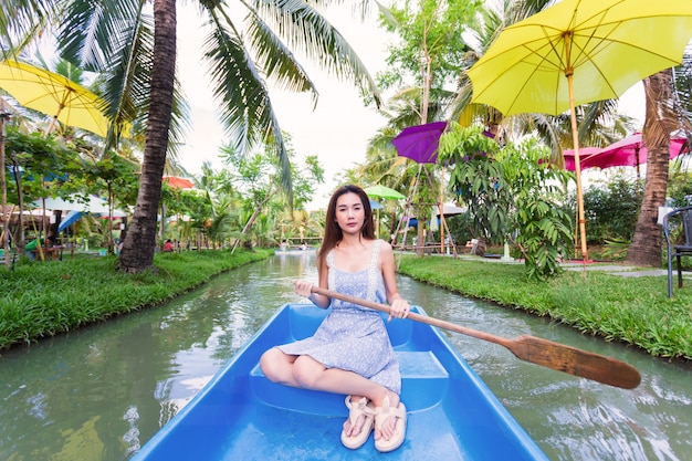 Jeune Jolie Femme Relaxante En Bateau à Rames