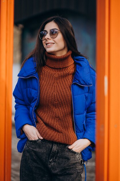 Jeune jolie femme en veste d'hiver bleu