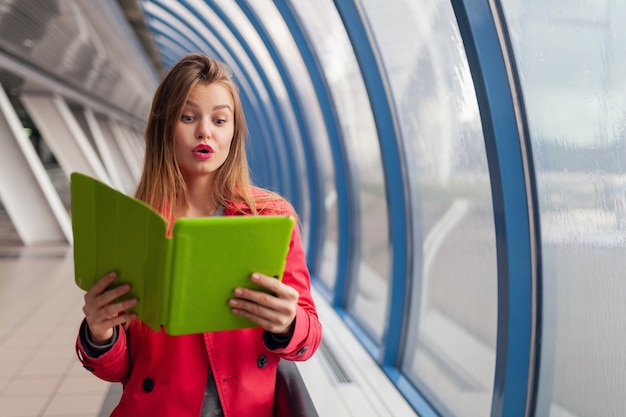 Jeune Jolie Femme Avec Visage Surpris Experssion Holding Tablet Laptop In Urban Building