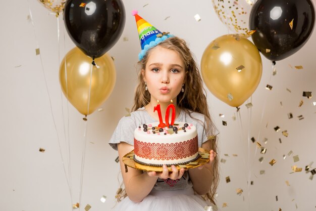 Jeune jolie fille célébrant son anniversaire de dix ans