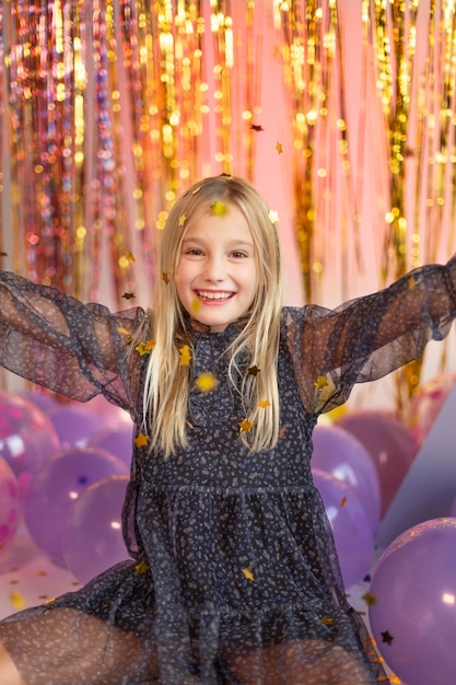 Jeune jolie fille à la fête avec des ballons