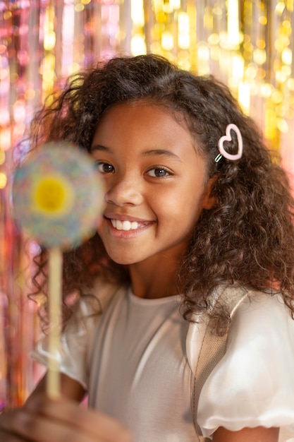 Jeune jolie fille à la fête avec sucette