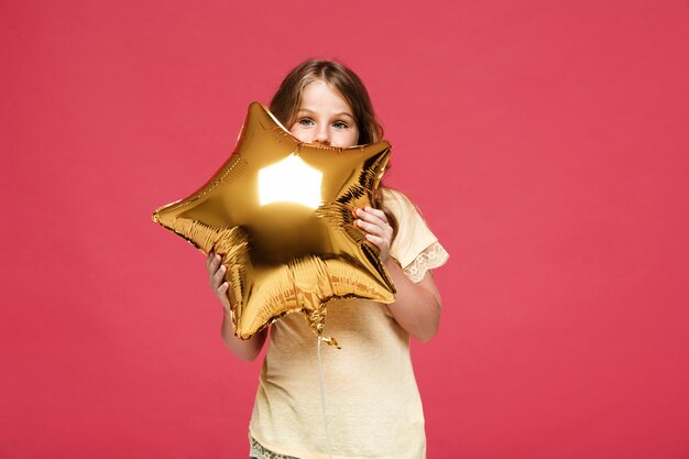 Jeune, jolie fille, tenue, ballon, sur, mur rose