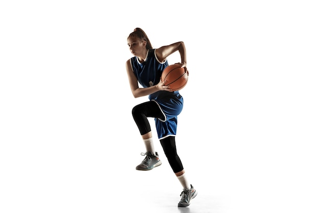Jeune joueur de basket-ball féminin caucasien de l'équipe en action, mouvement en saut isolé sur fond blanc.