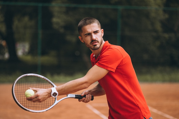 Photo gratuite jeune joueur de tennis sur le court