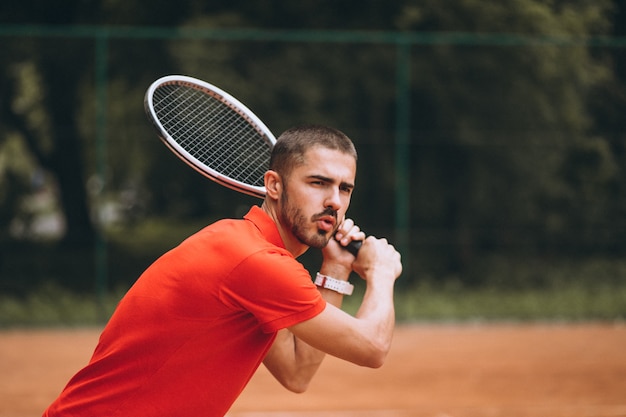 Jeune joueur de tennis sur le court