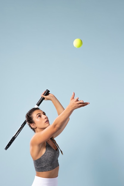 Photo gratuite jeune joueuse de tennis avec raquette