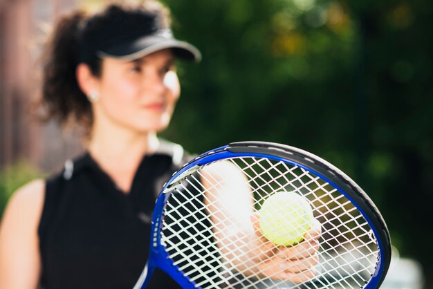 Photo gratuite jeune joueuse de tennis se préparant à servir