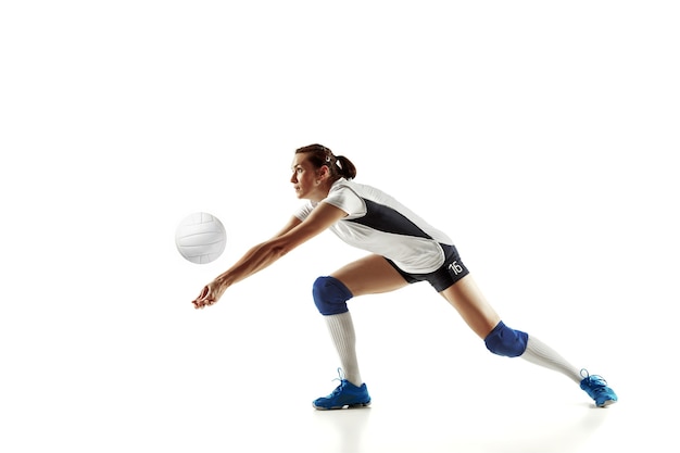 Jeune joueuse de volley-ball isolé sur fond blanc studio