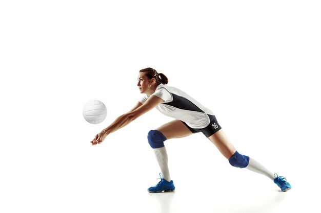 Jeune joueuse de volley-ball isolé sur fond blanc studio