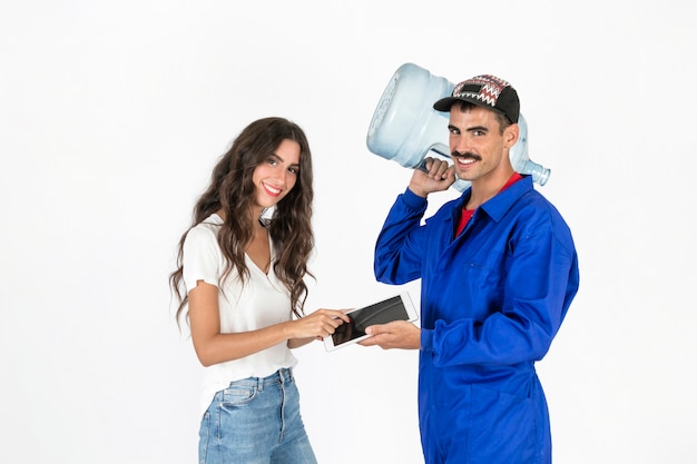 Jeune livreur au travail