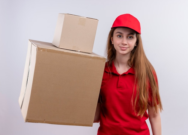 Jeune Livreuse En Uniforme Rouge Tenant Des Boîtes Sur Un Mur Blanc Isolé