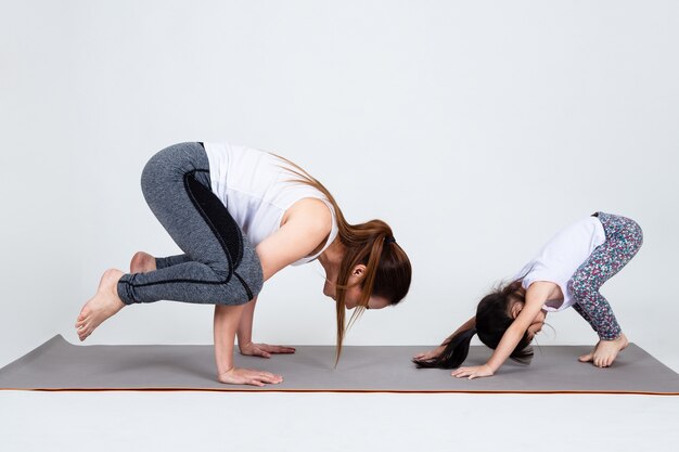 Jeune maman formation belle fille avec yoga