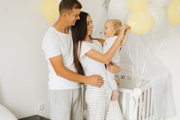 Jeune maman et papa se réjouissent de leur petit fils