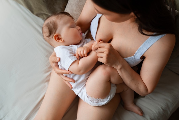 Photo gratuite jeune maman passe du temps avec son bébé