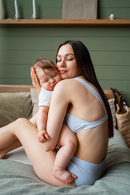 Photo gratuite jeune maman passe du temps avec son bébé