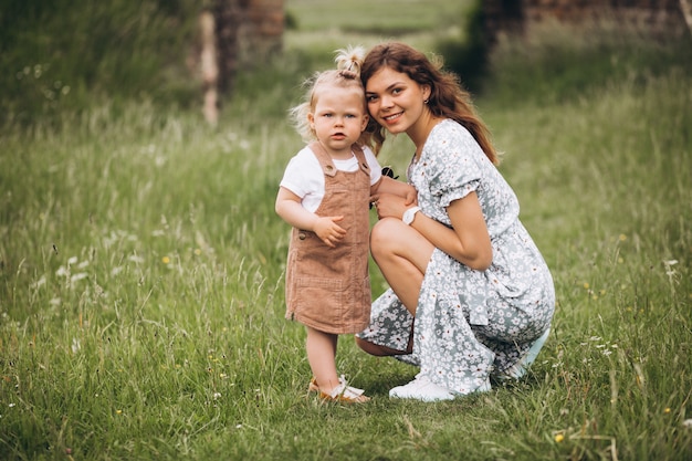 Photo gratuite jeune maman avec petite fille dans le parc