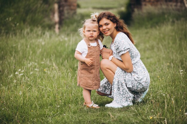 Jeune maman avec petite fille dans le parc