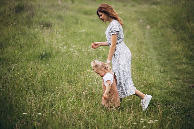 Jeune maman avec petite fille dans le parc