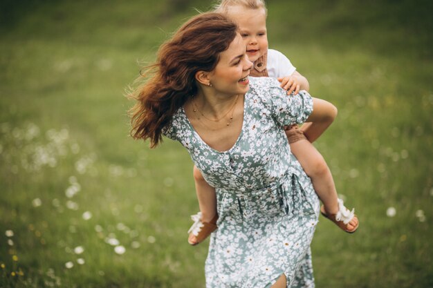 Jeune maman avec petite fille dans le parc