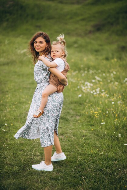 Jeune maman avec petite fille dans le parc