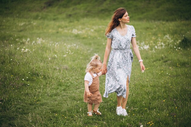 Jeune maman avec petite fille dans le parc