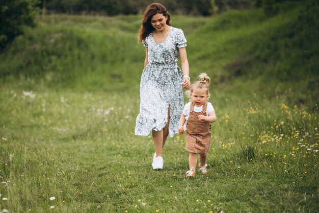 Jeune maman avec petite fille dans le parc