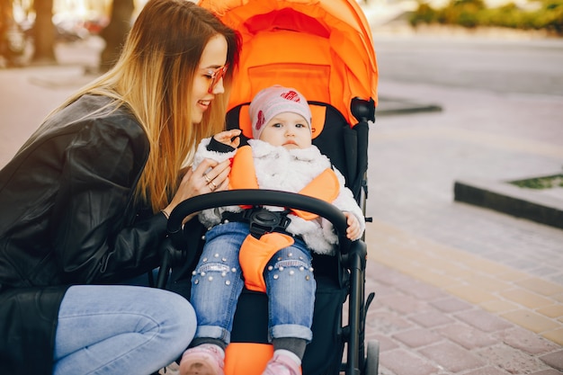 jeune maman avec petite fille