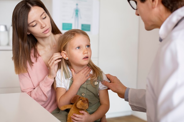 Jeune maman avec sa fille chez le pédiatre pour une consultation