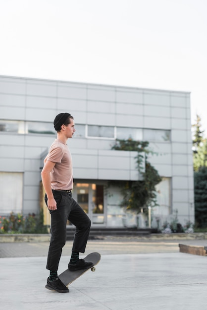 Photo gratuite jeune mannequin posant avec skateboard