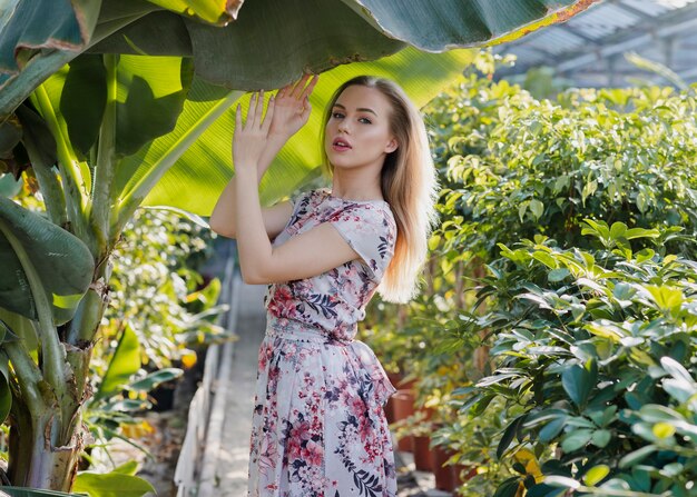 Jeune mannequin avec robe à fleurs posant