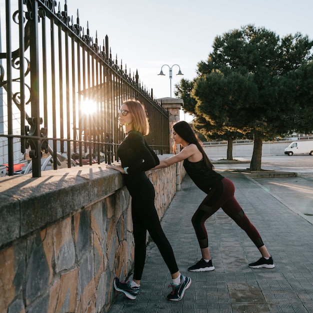 Photo gratuite jeune mannequin en tenue de sport à l'extérieur