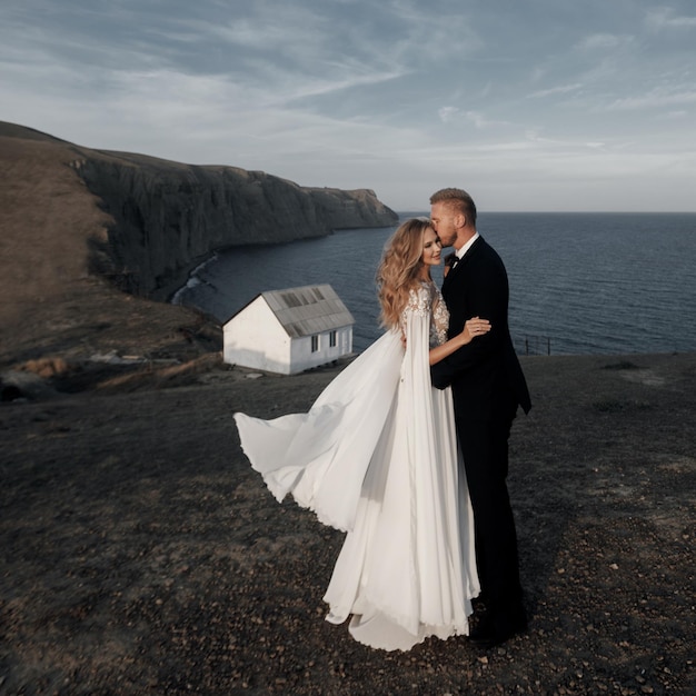 Jeune mariée heureuse en robe de mariée et marié