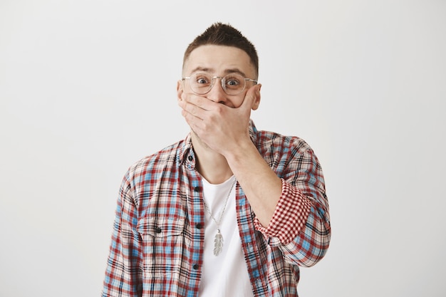 Jeune mec insouciant avec des lunettes posant