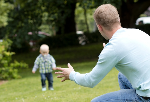 Photo gratuite jeune mec jouant avec son fils