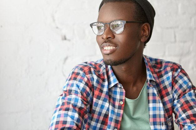 jeune mec à la mode assis dans un café