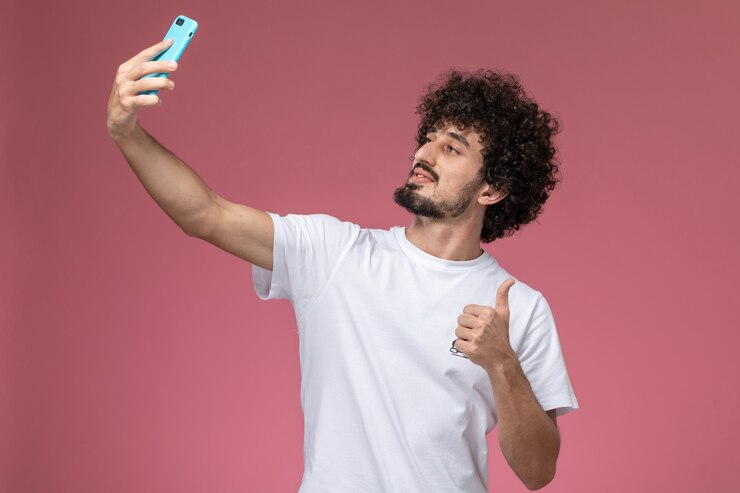 Photo gratuit jeune mec prenant un selfie heureux