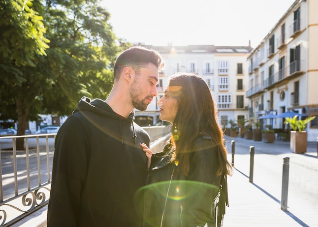 Photo gratuite jeune mec près de charmant dame sur rue