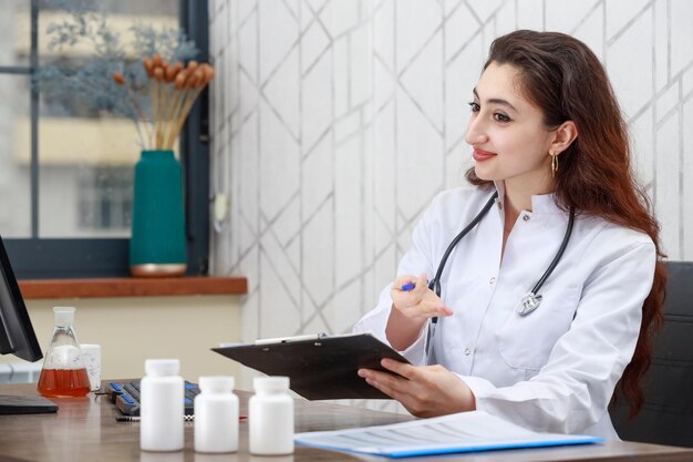 Jeune médecin écrivant une recette pour un patient Photo de haute qualité