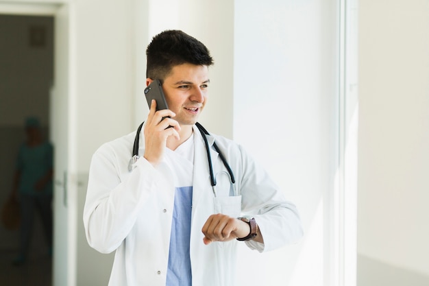Jeune médecin faisant un appel téléphonique