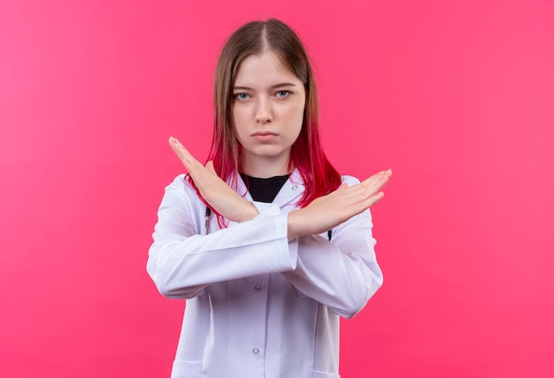 Jeune médecin femme portant une robe médicale stéthoscope montrant aucun geste sur un mur isolé rose