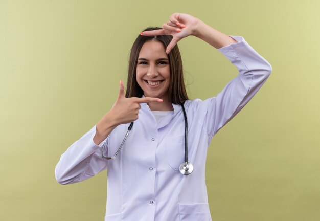 Jeune médecin fille portant une robe médicale stéthoscope - sur mur vert 7